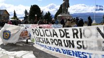 Imagen de Alarmante reclamo policial en Río Negro: encadenados, retención y protestas en toda la provincia