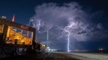 Imagen de Instante mágico en Las Grutas: el astrofotógrafo elegido por la NASA ahora atrapó un rayo