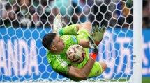 Imagen de Subastaron por miles de dólares los guantes que Dibu Martínez usó en la final del Mundial