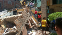 Imagen de Milagro en Ecuador: quedó atrapado con su bebé en una vivienda derrumbada y se salvaron