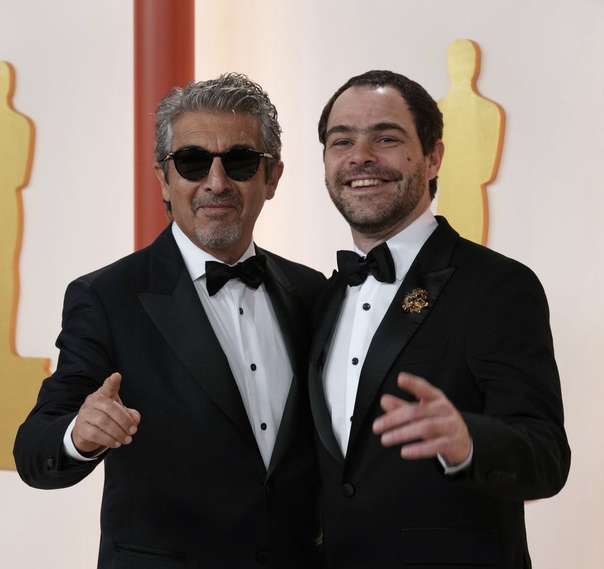 Ricardo Darín y Peter Lanzani posaron juntos en la alfombra champagne de los Oscar 2023. (@agenciatelam).-