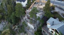 Imagen de Construyen un edificio ilegal que invade la línea de ribera del lago Nahuel Huapi en Bariloche