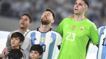 Imagen de La emoción de Messi, Dibu Martínez y Scaloni en el himno antes del partido de la Selección Argentina