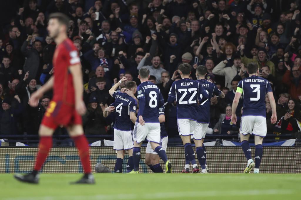 España jugó mal y perdió 2 a 0 contra Escocia.