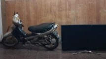 Imagen de Robaron una motocicleta, la policía los encontró y los vecinos atacaron al personal en Roca