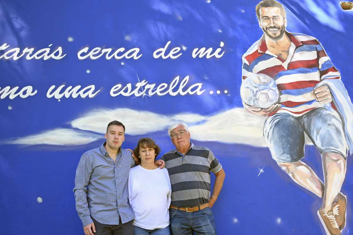 Los padres de Facundo Castillo, Esteban y Analía, junto a Emiliano. Foto:  Florencia Salto. 