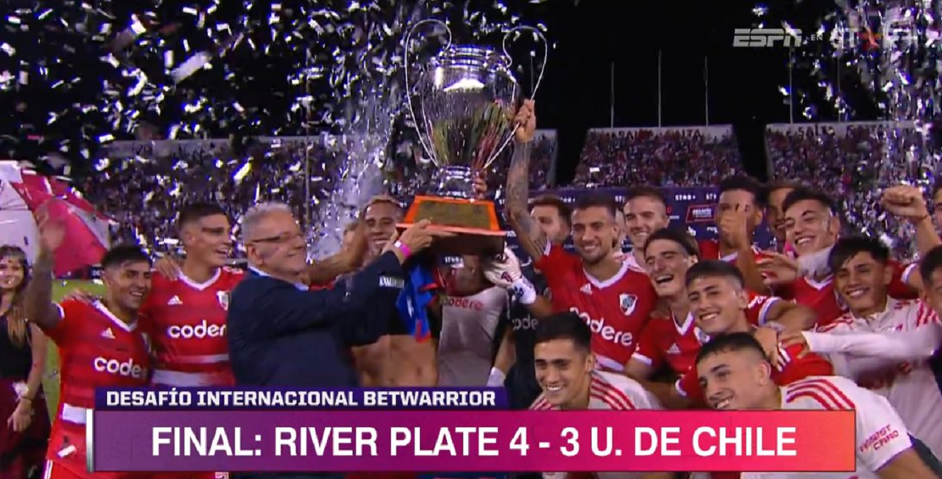 Los hinchas se burlaron de la copa obtenida por River en el amistoso ante la universidad de Chile. 