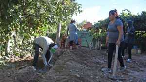 8M: las «albañilas» que construyen más que paredes en Roca