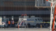 Imagen de Intenso tiroteo en el aeropuerto de Santiago de Chile dejó dos muertos: intentaron robar un camión blindado