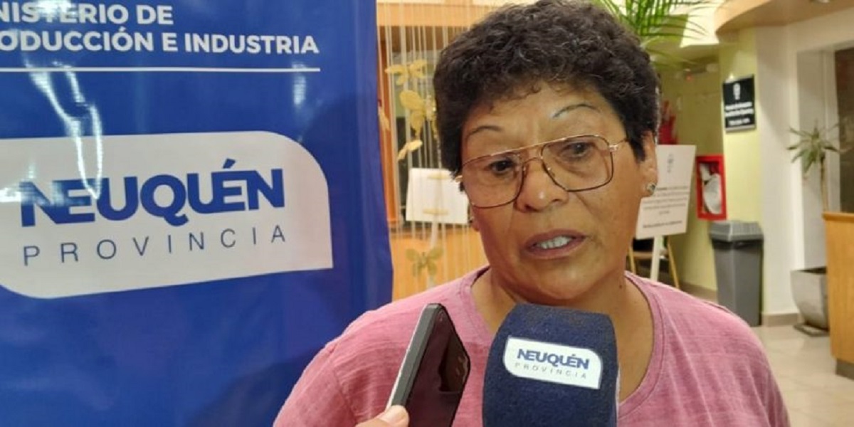 Marta hace de todo en Santo Domingo, además de criancera es portera y presidente una organización de productores. (Foto Neuquén Informa).-