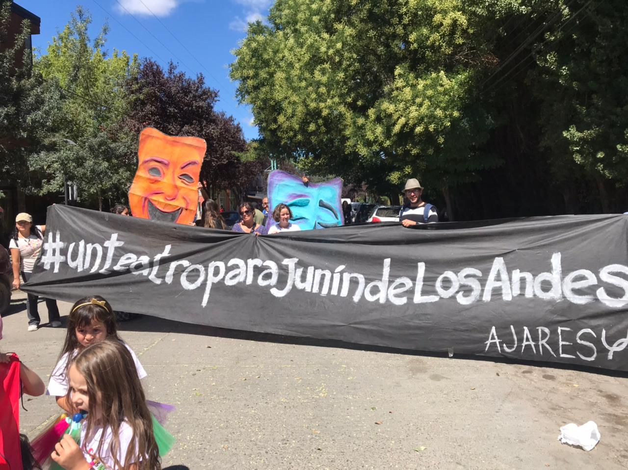 Ajares es la Asociación Juninense para las Artes Escénicas, agrupación conformada por artistas, técnicos y trabajadores de las artes escénicas, y por vecinos interesados en apoyar el
teatro.