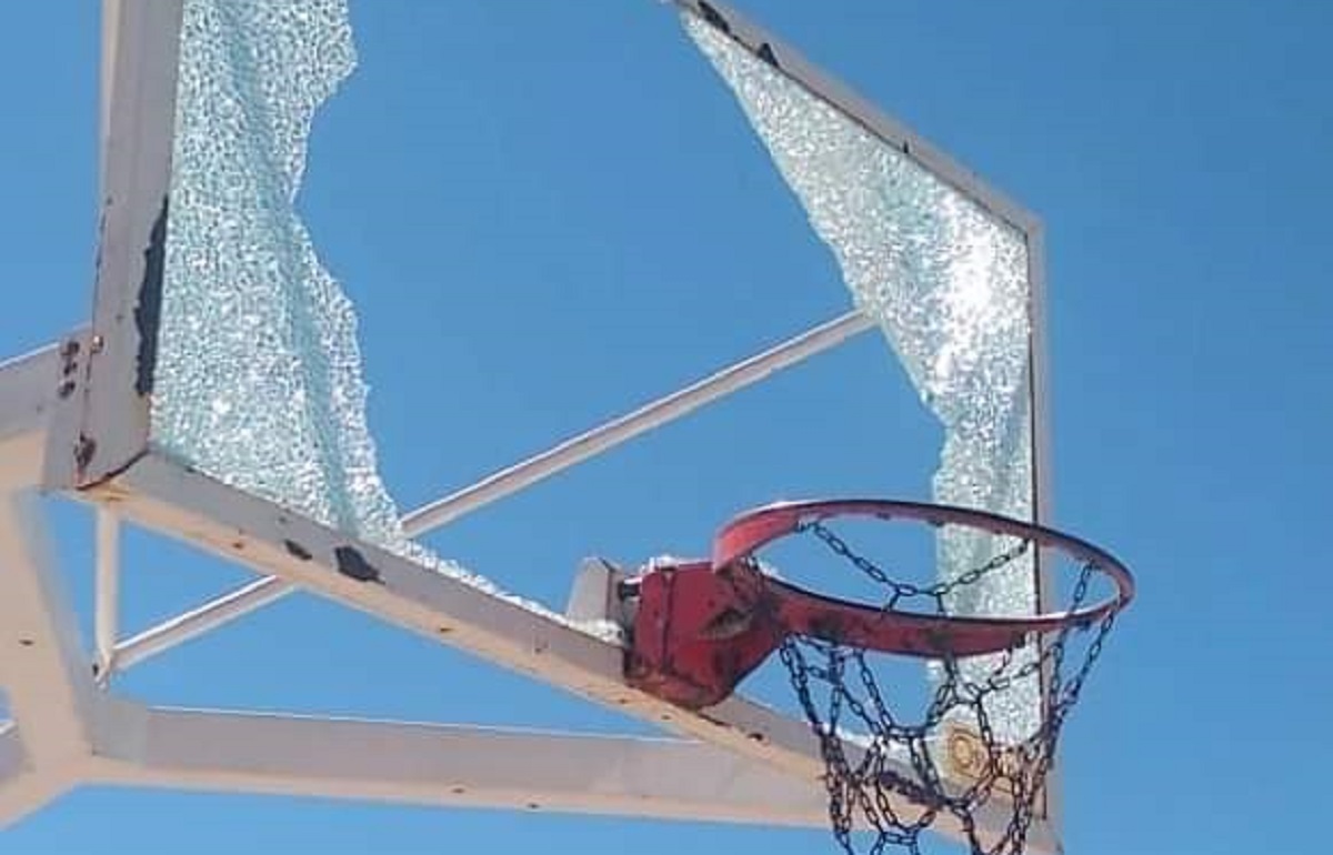 Así quedó uno de los aros de la cancha de básquet que se encuentra ubicada en el Parque Ferreira tras el acto vandálico. 