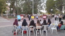 Imagen de Por falta de edificio, estudiantes iniciaron las clases en una plaza de Rincón de los Sauces