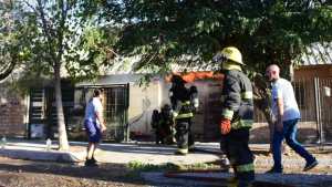 Gran operativo para apagar el incendio de una casa en la zona oeste de Roca