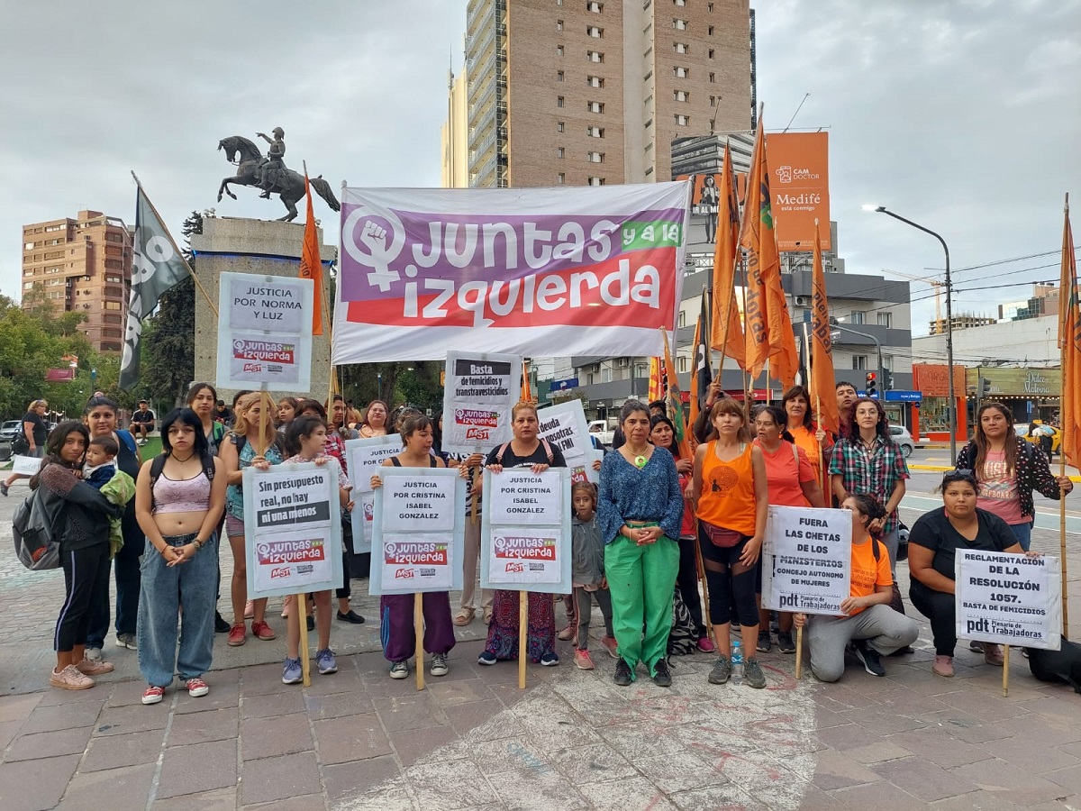 Poco después de la detención del principal sospechoso por el femicidio, organizaciones convocaron a protestar en el monumento. (Gentileza).-