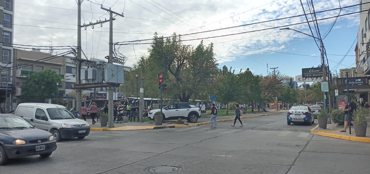 Chocó y se dio a la fuga, el otro auto terminó sobre la avenida, en el centro de Neuquén