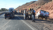 Imagen de Provocó dos choques por usar el celular mientras manejaba, entre Centenario y Neuquén