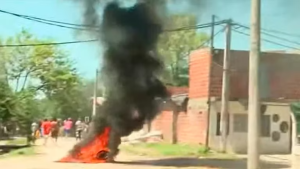 Violencia en Rosario tras el velorio del niño asesinado: con piedras y martillos destruyeron la casa de un presunto narco