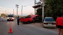 Imagen de Espectacular choque en uno de los accesos a Roca terminó con dos autos destruidos