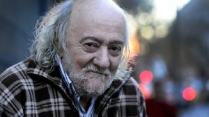 Murió Enrique Symns, referente del periodismo contracultural y monologuista de Los Redondos