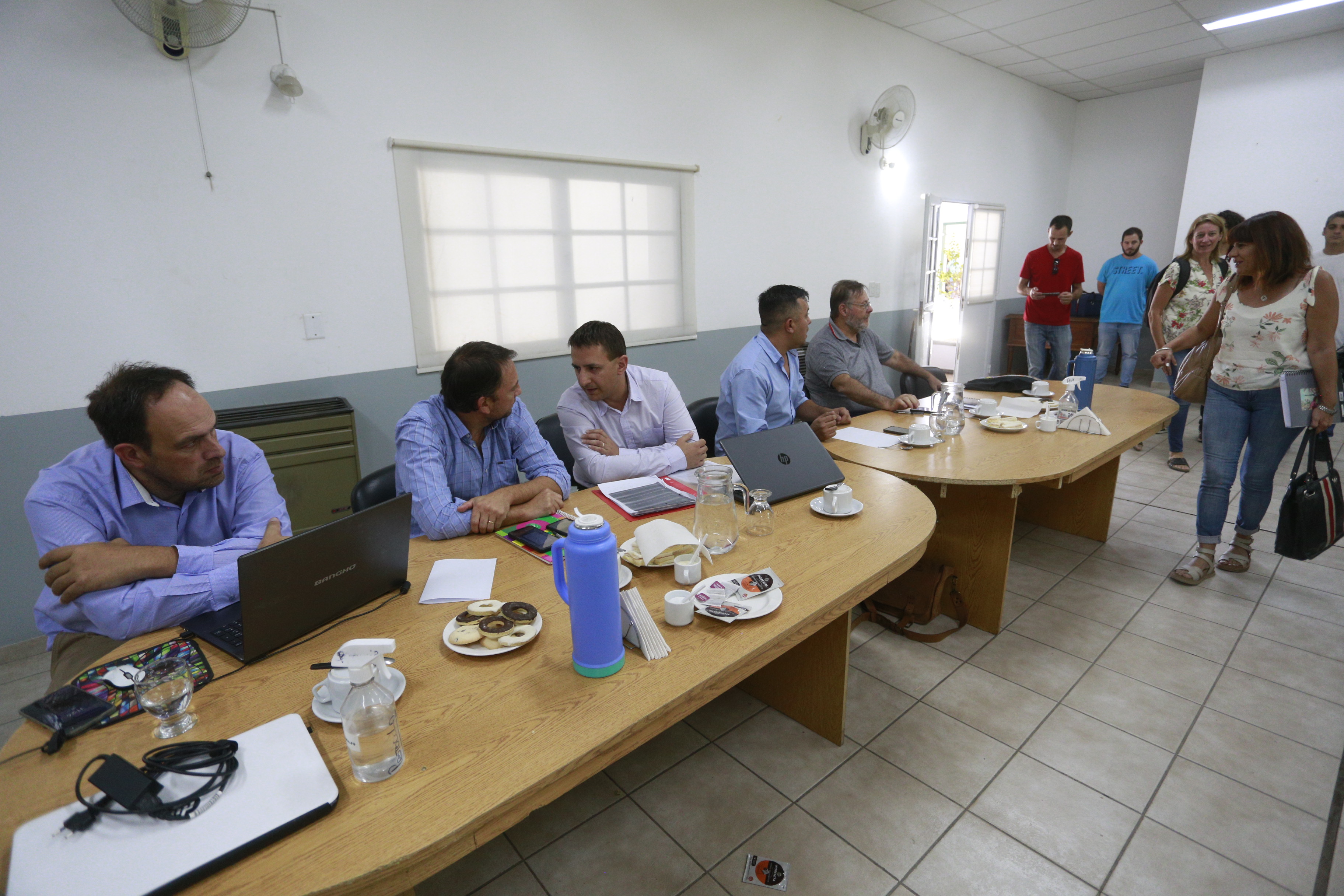 La paritaria docente se inició después de las 11,30. La conducción de UnTER ingresa a Trabajo. Foto: Pablo Leguizamon. 