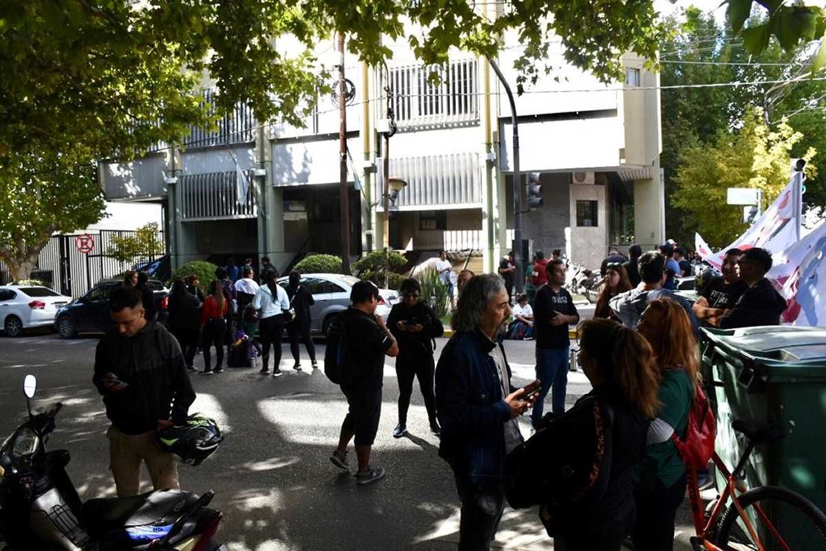 Delegados del sector de tercerizados del ministerio de Producción en calle Belgrano (foto Matías Subat) 