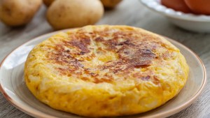 Día de la tortilla de papa: la receta tradicional, otras no tanto y la versión veggie ¿cuál vas a preparar?