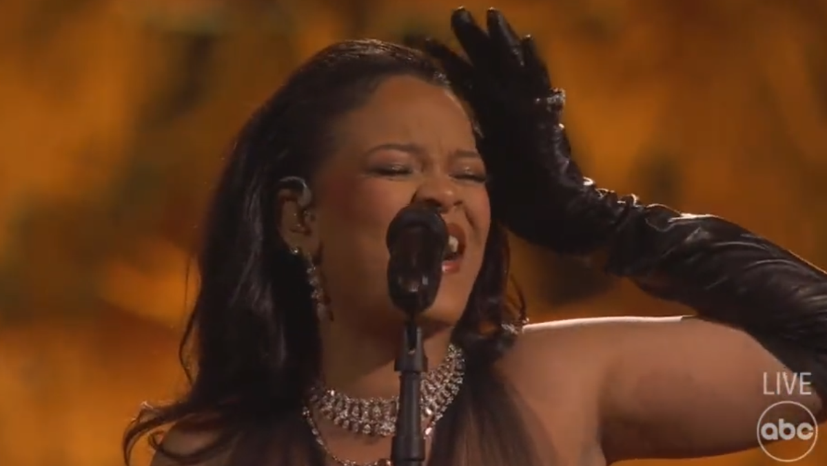 Rihanna brilló en su presentación en los Oscar 2023. Foto: Captura video.  