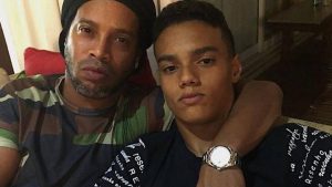 El hijo de Ronaldinho se convirtió en nuevo jugador del Barcelona de España