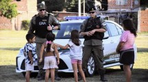 Imagen de Con aplausos y detenciones: así arrancó el despliegue de gendarmes y fuerzas federales en Rosario