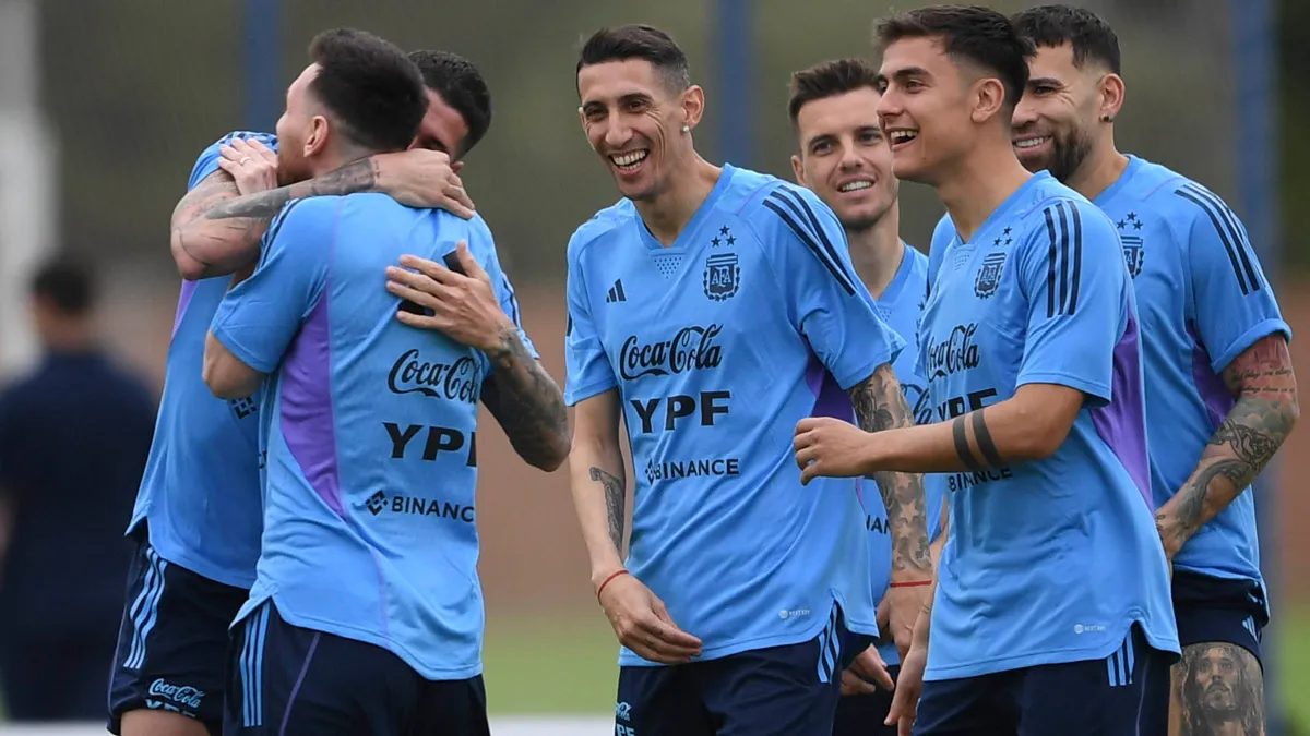 Los jugadores de la Selección argentina hicieron "lucir" a los nuevos convocados con un divertido reto de bienvenida. Foto Archivo.