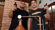 Imagen de Estos dos bartenders crearon el primer gin «made in Viedma»: cómo les va y cuáles son sus planes