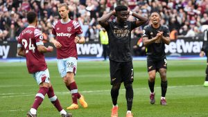 Arsenal empató y el Manchester City le pisa los talones en la Premier League