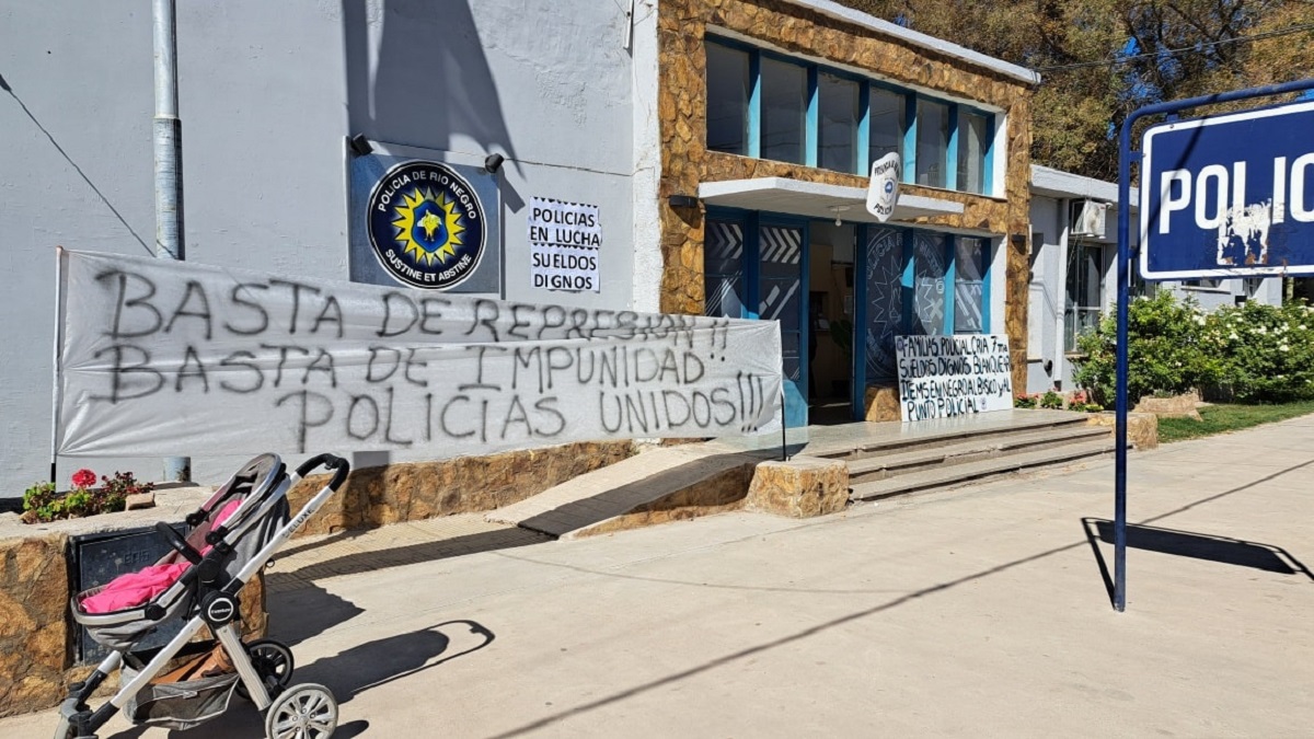 Esta tarde se reunieron en la puerta de la comisaría. Mañana se concentrarán en la ruta de enlace con Centenario. Foto: Gentileza (radio Seny). 