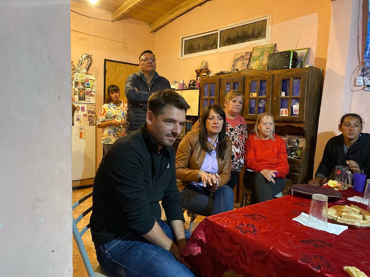 Rodrigo Buteler y Karina Alvarez durante su recorrido por los distintos barrios de la ciudad. Foto: Gentileza.