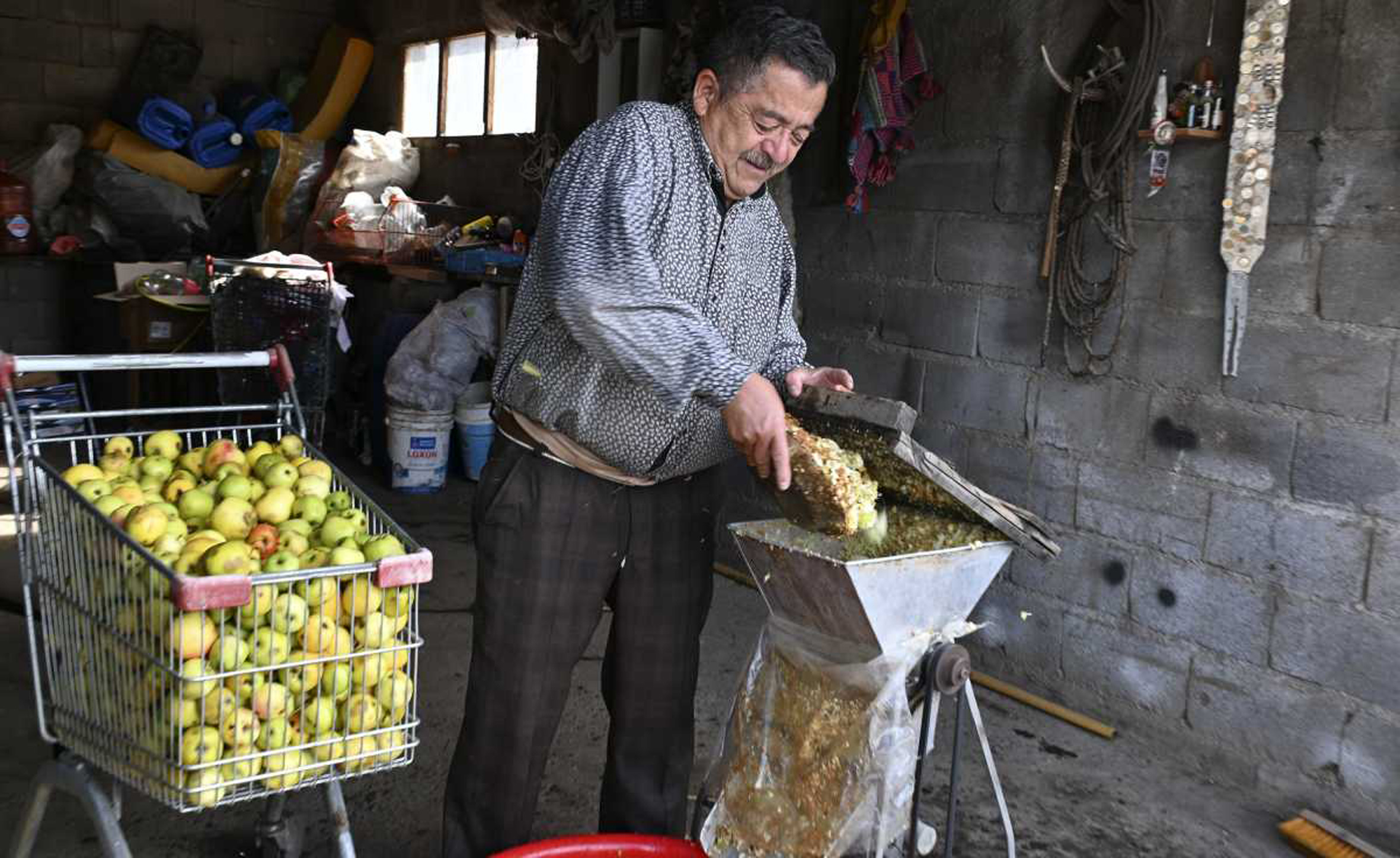 Alberto Calistro tiene montado su sector de procesamiento de la chicha en su casa del barrio San Francisco III y trabaja en la elaboración por estos días. Foto: Chino Leiva