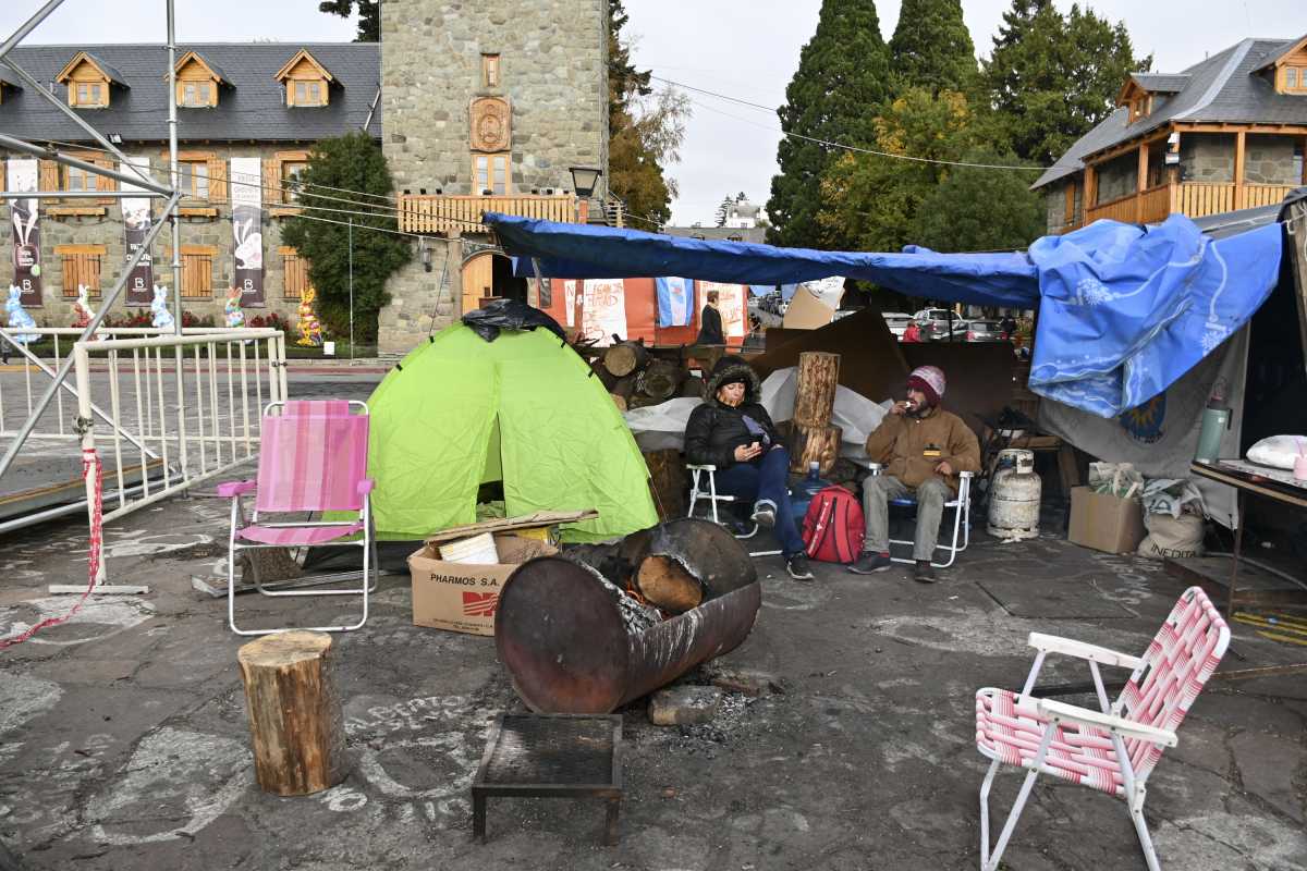 Los policías mantienen el reclamo en el Centro Cívico de Bariloche, a pesar de los anuncios del Gobierno. Foto: Chino Leiva