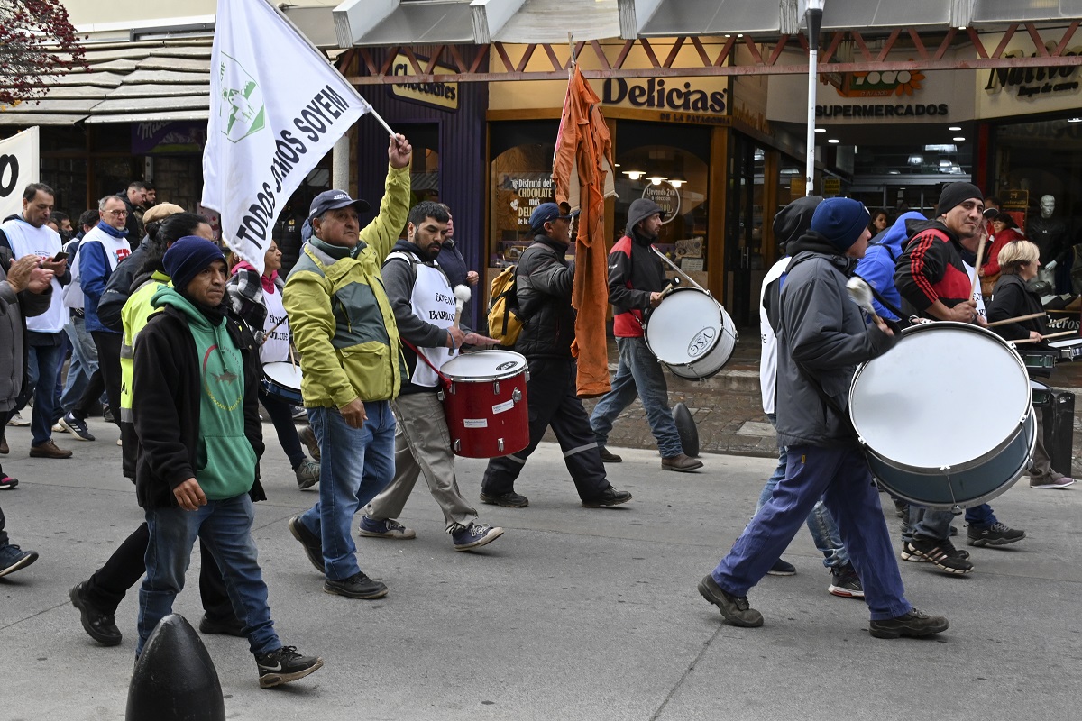 Trabajadores municipales de Bariloche  se movilizarán este lunes desde su sede hasta el Centro Cívico. Archivo