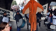 Imagen de Bariloche en conflicto: municipales marchan contra el aumento ofrecido por Walter Cortés