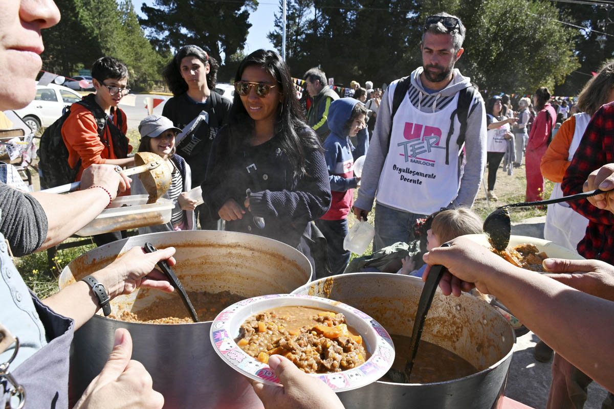 Unter acompañado por las comunidades educativas de distintas escuelas de Bariloche realizó una olla popular en el oeste. Foto: Chino Leiva