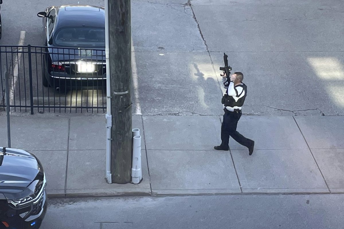 La policía acudió de inmediato a la escena del tiroteo en Louisville, Kentucky.