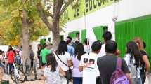 Imagen de Cientos de estudiantes sin transporte escolar en Cipolletti: padres protestan ante Educación