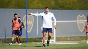 Línea de 5: la formación que probó Almirón para la visita de Boca a San Lorenzo