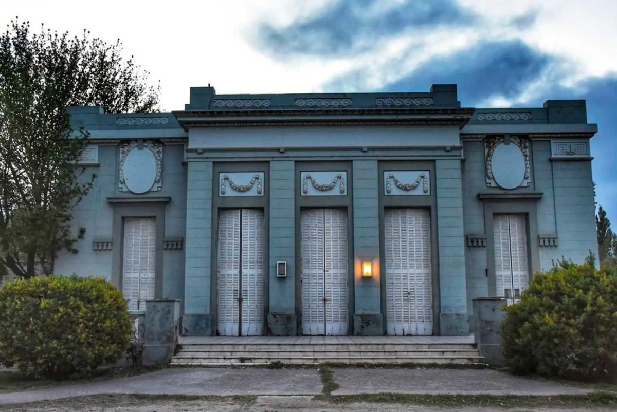 La Casa Peuser está ubicada en el predio de la Facultad de Ciencias de la Educación, en Cipolletti.