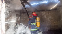 Imagen de Bomberos lograron controlar el incendio de una casa en Roca