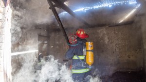 Bomberos lograron controlar el incendio de una casa en Roca