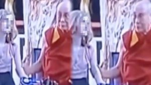 Filtraron polémicos videos del Dalai Lama tocando de forma inapropiada a una niña y a Lady Gaga