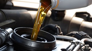 Taller automotriz: ¿se pueden mezclar los aceites lubricantes?