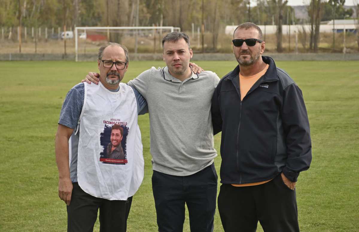 Raul Garrido y Sergio Ferrague junto a Emiliano Castillo en las canchas de Patagonia Club. Foto: Florencia Salto