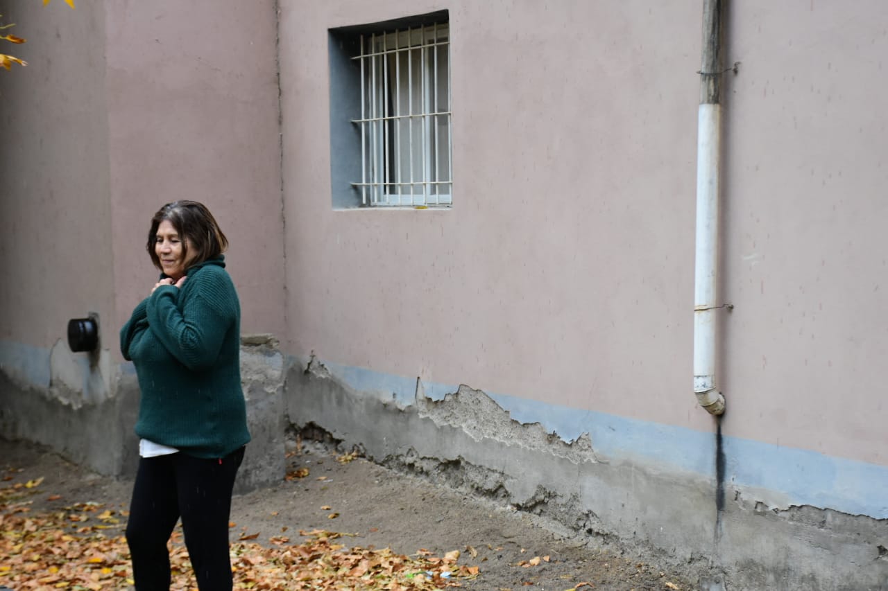 La mujer tuvo que hacer una zanja para que el agua deje de acumularse en su hogar. Foto: Andrés Maripe.